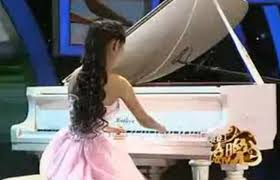 Cô gái cụt ngón tay chơi đàn Piano